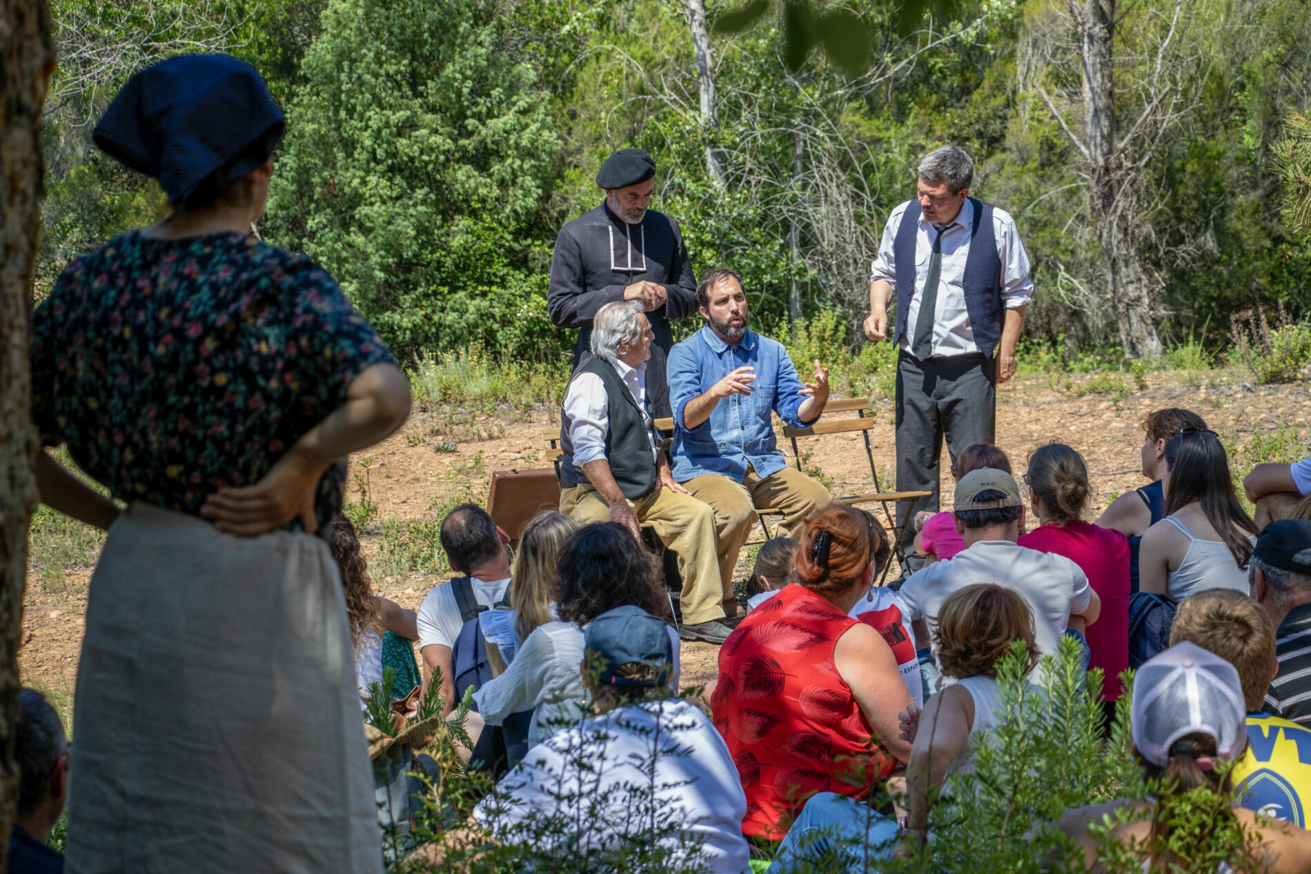 Balade théâtralisée en plein air devant le public à Roquebrune-sur-Argens