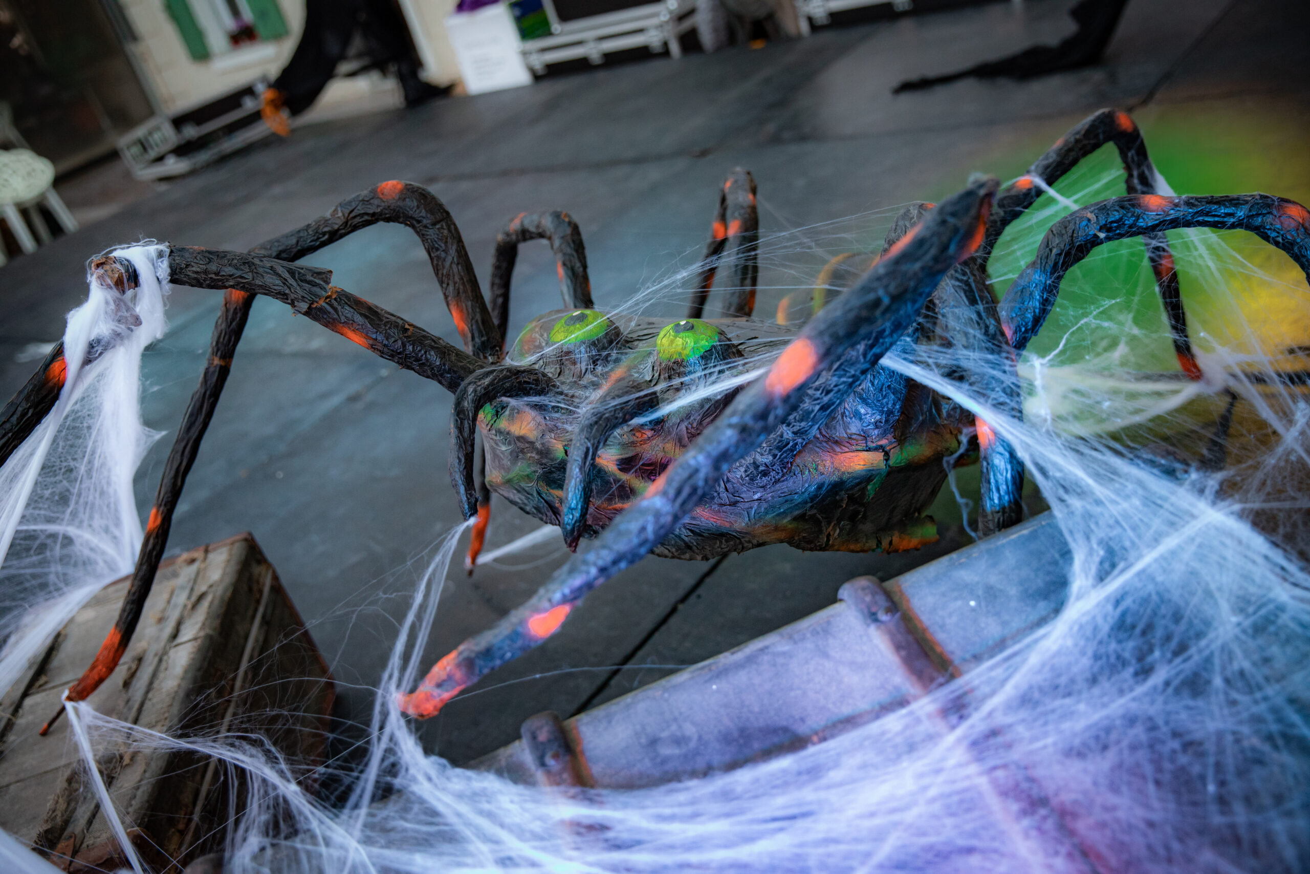 Araignée géante aux yeux verts entourée de toiles d'araignée, décoration d'Halloween à Roquebrune-sur-Argens