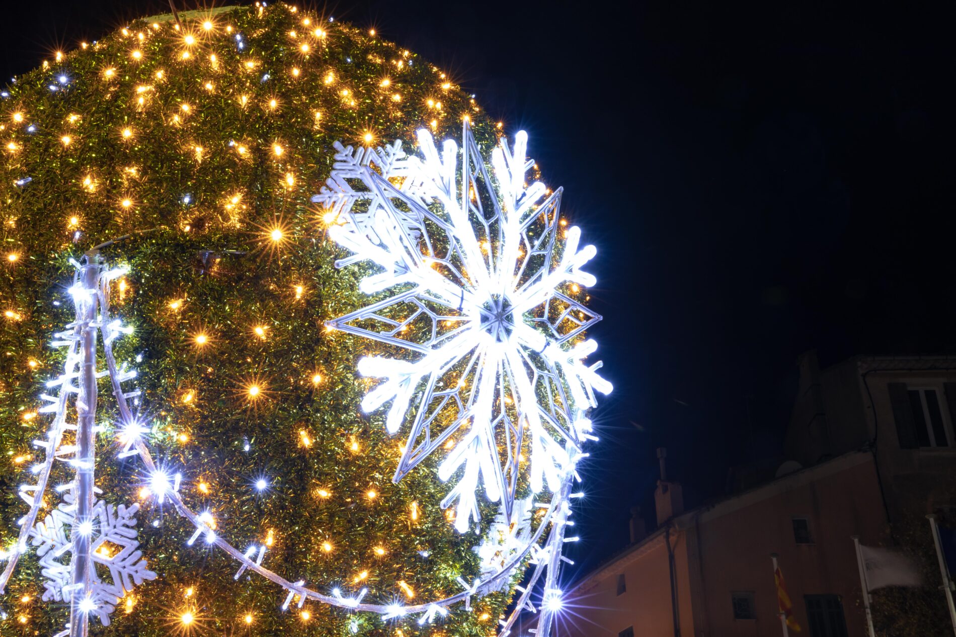 Décorations et illuminations de Noël avec un grand flocon lumineux dans le village de Roquebrune-sur-Argens