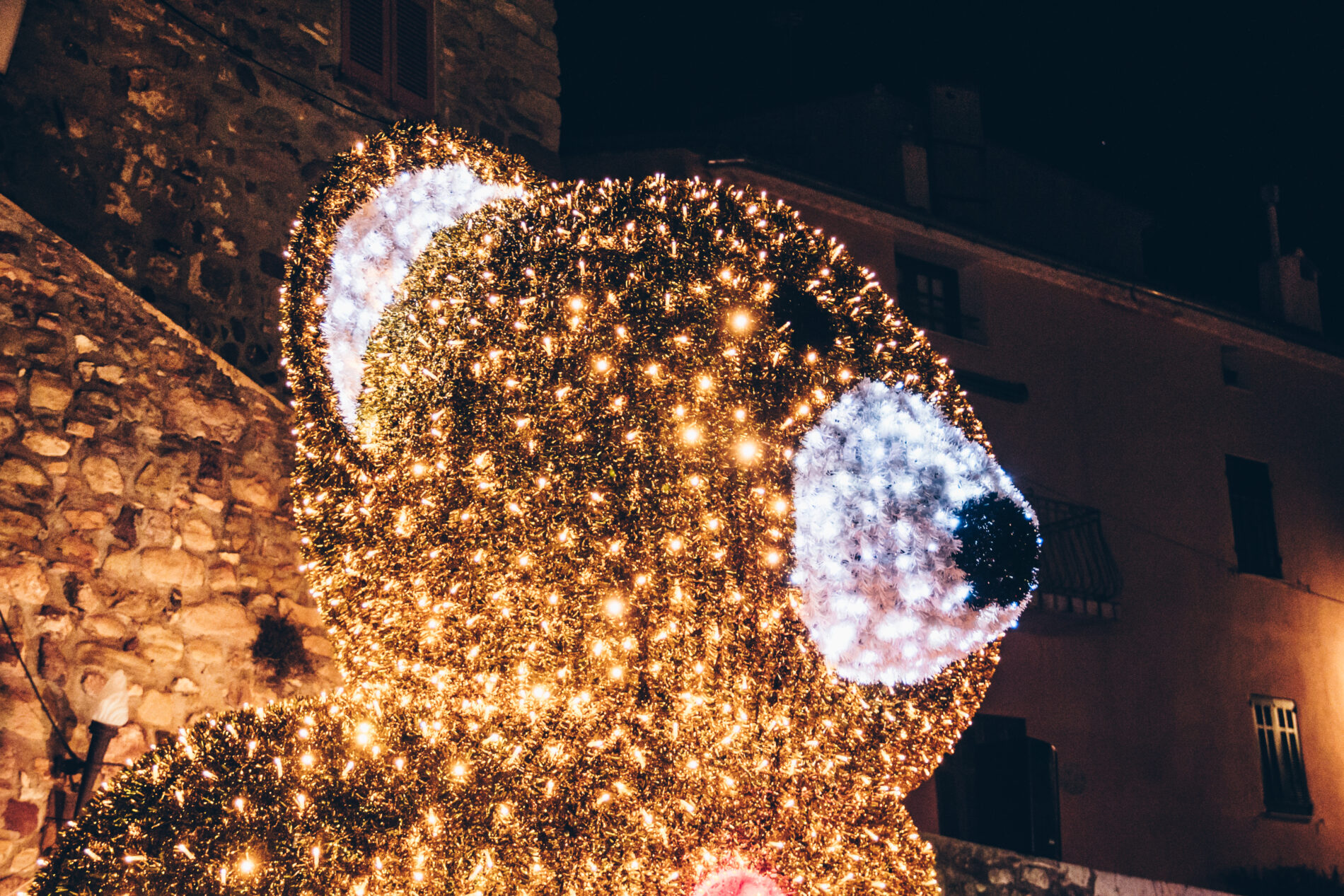 Grand ours lumineux installé dans les rues du village de Roquebrune-sur-Argens pour les fêtes de Noël