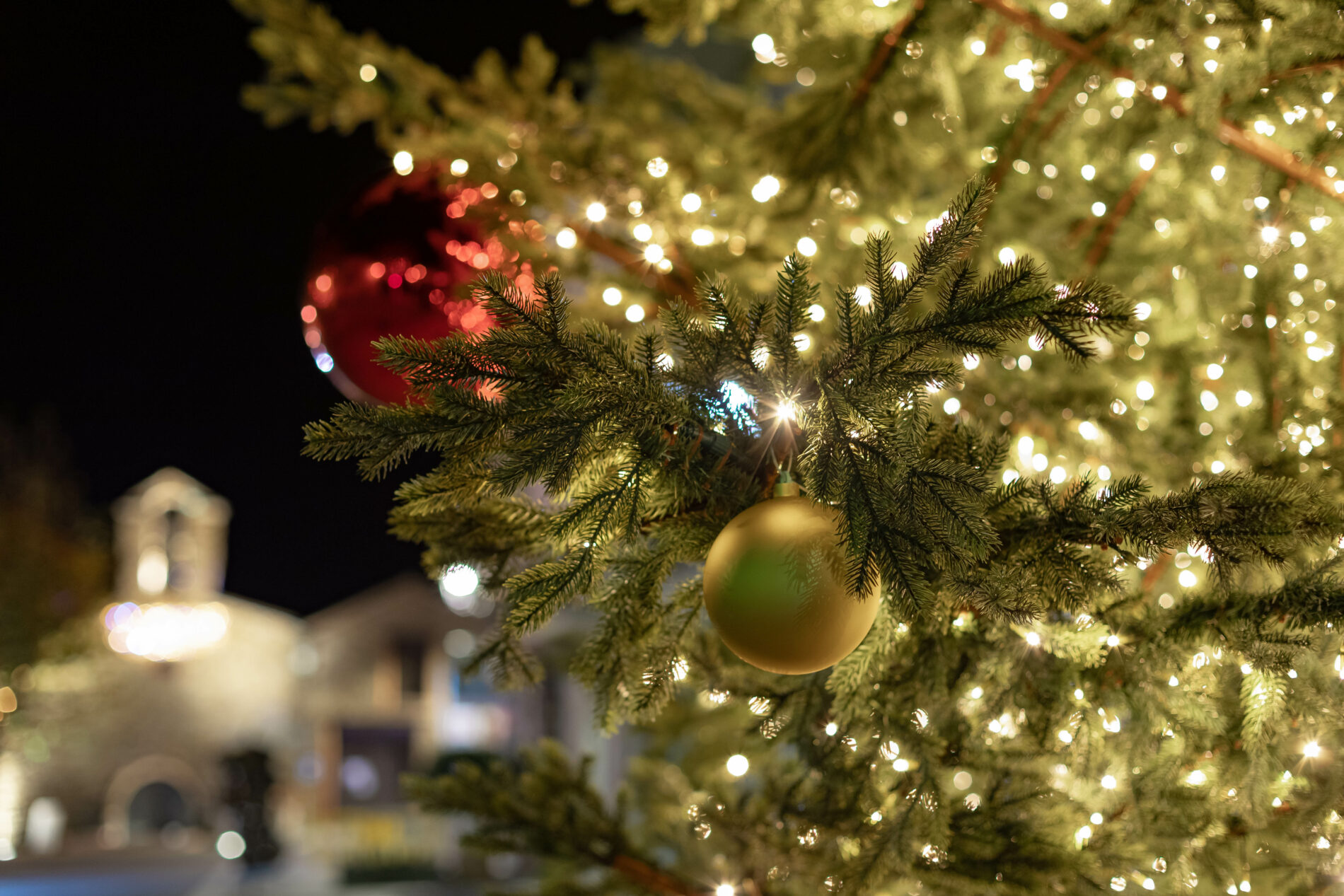Gros plan sur les boules de Noël et les guirlandes lumineuses d'un sapin dans le village de Roquebrune-sur-Argens
