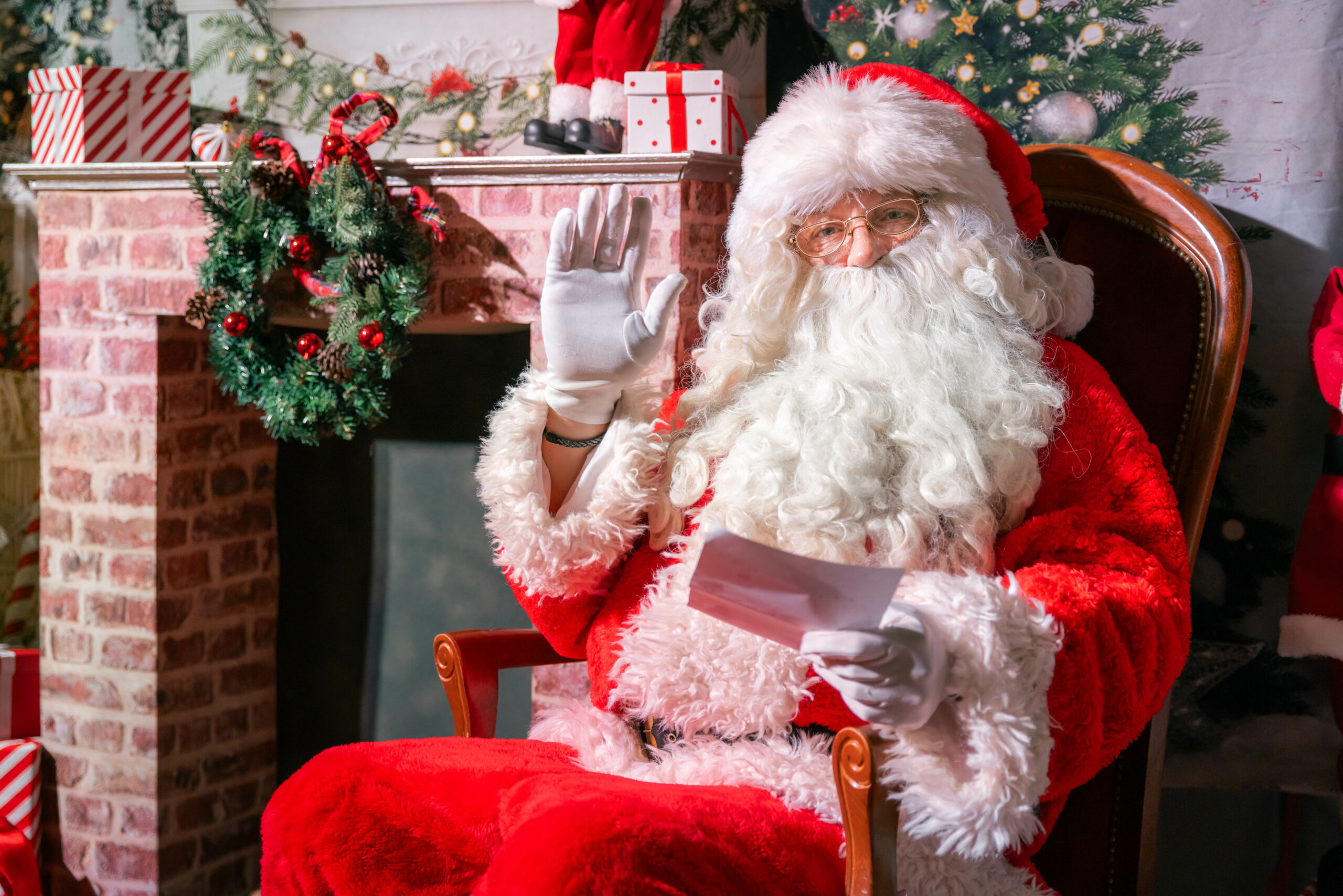 Le Père Noël installé dans son fauteuil accueille les enfants dans un décor festif à Roquebrune-sur-Argens